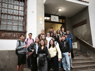 Alumnado de Primero de Bachillerato del IES Alonso Pérez Díaz de Santa Cruz de La Palma en el acceso del edificio judicial